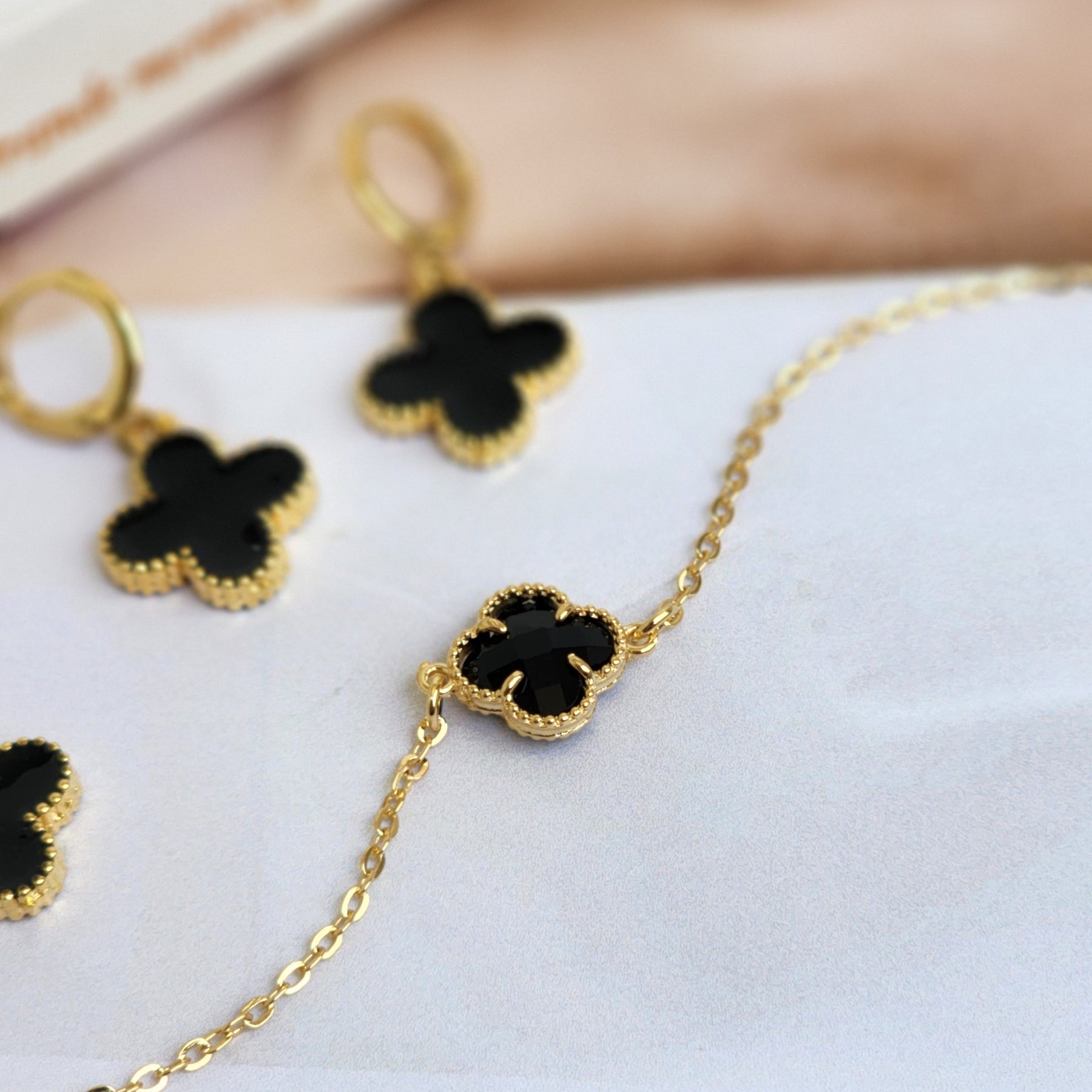 Kit Colar + Brinco Argola + Pulseira Trevo Resinado Preto - Banho de Ouro 18k