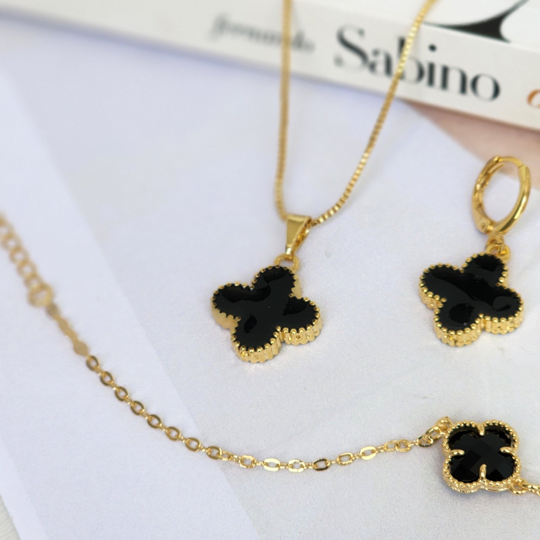 Kit Colar + Brinco Argola + Pulseira Trevo Resinado Preto - Banho de Ouro 18k