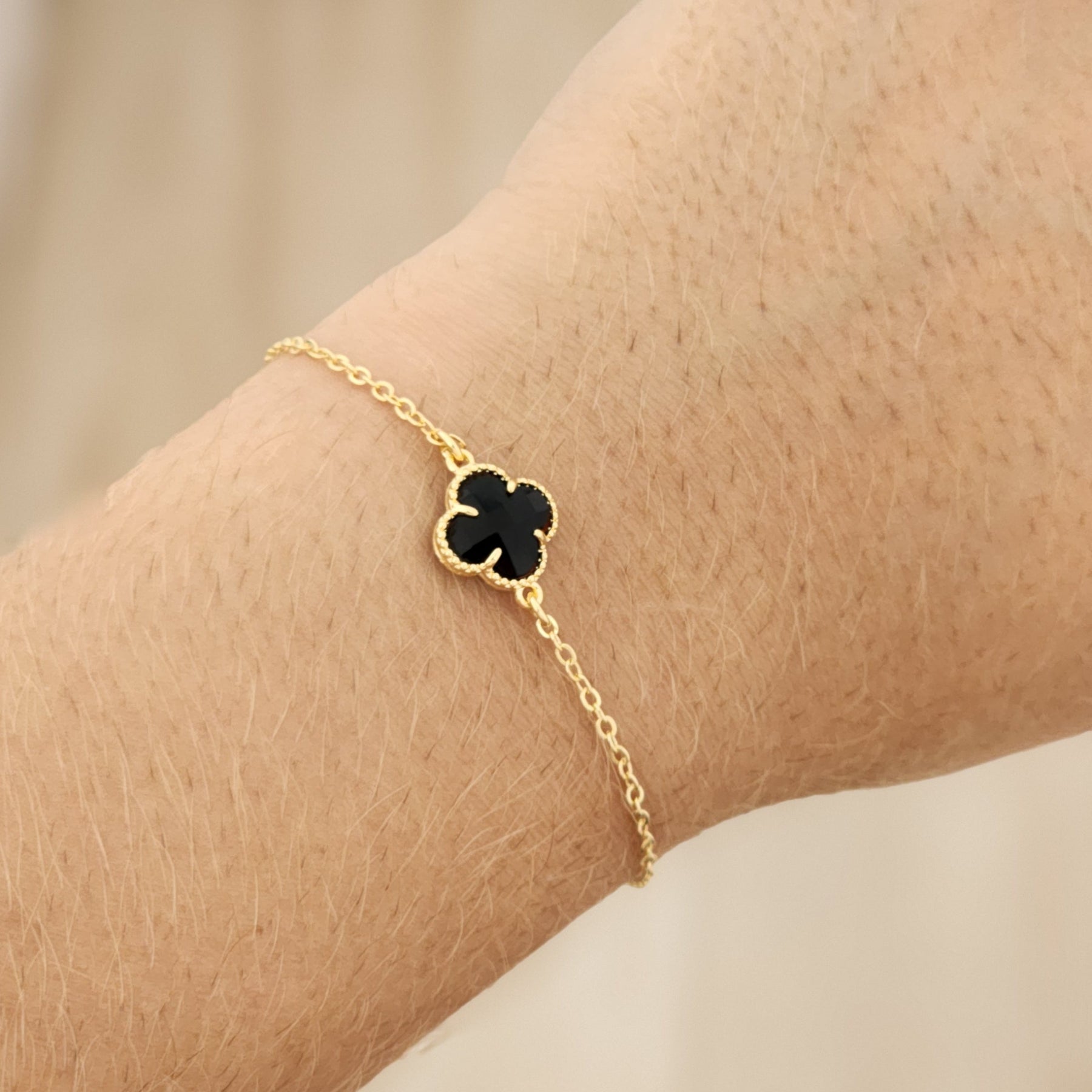 Kit Colar + Brinco Argola + Pulseira Trevo Resinado Preto - Banho de Ouro 18k