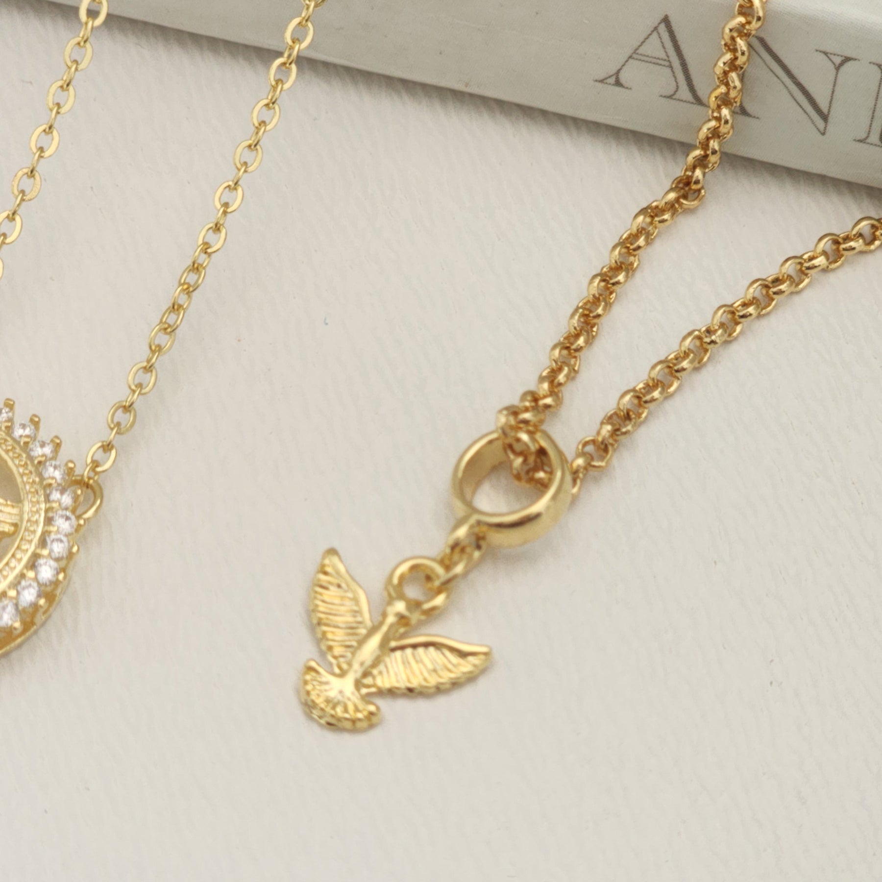 Kit Colar Espírito Santo Cravejado + Pulseira Espírito Santo Texturizada - Banho de Ouro 18k