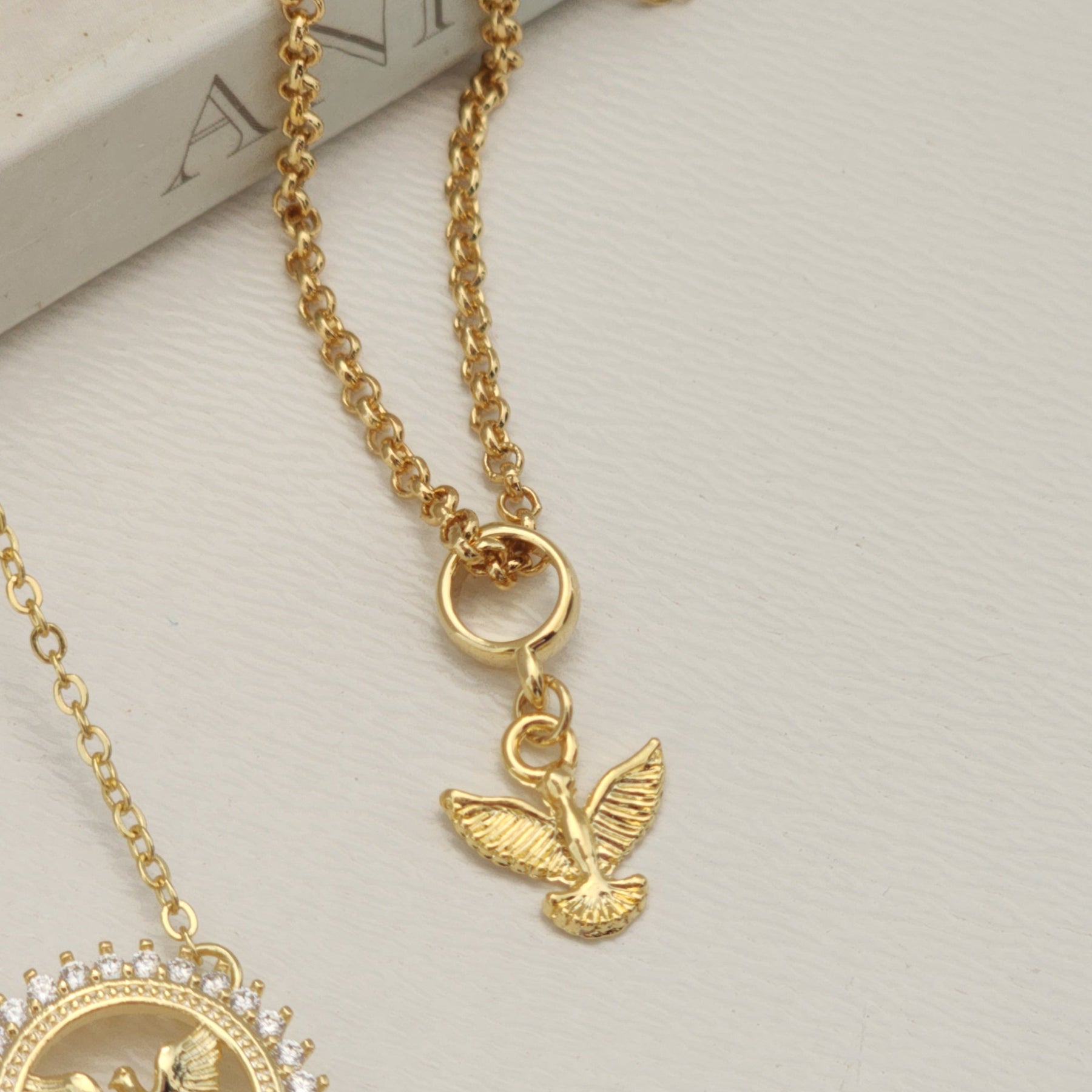 Kit Colar Espírito Santo Cravejado + Pulseira Espírito Santo Texturizada - Banho de Ouro 18k