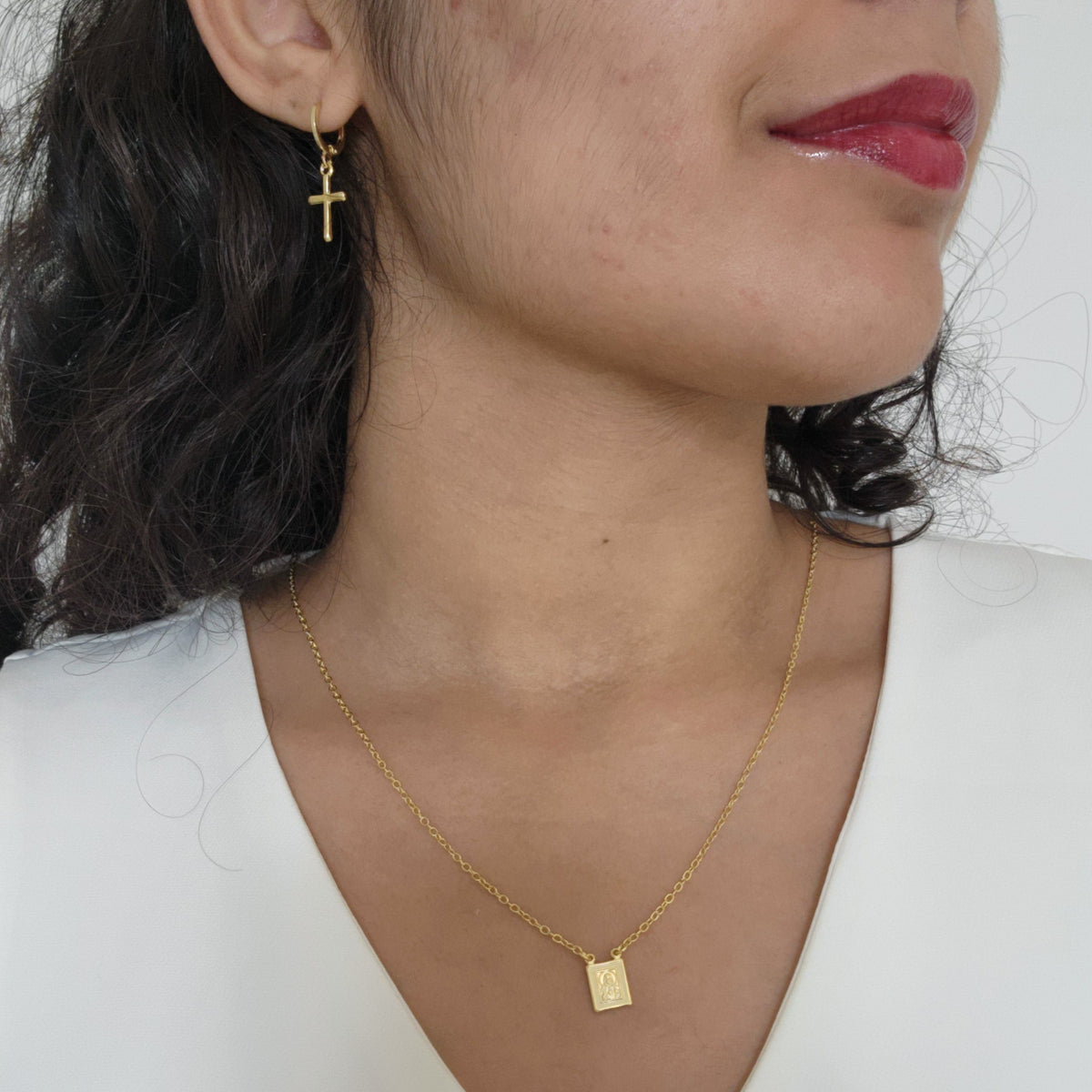Kit Colar Escapulário Jesus Cristo + Brinco Argola Cruz - Banho de Ouro 18k