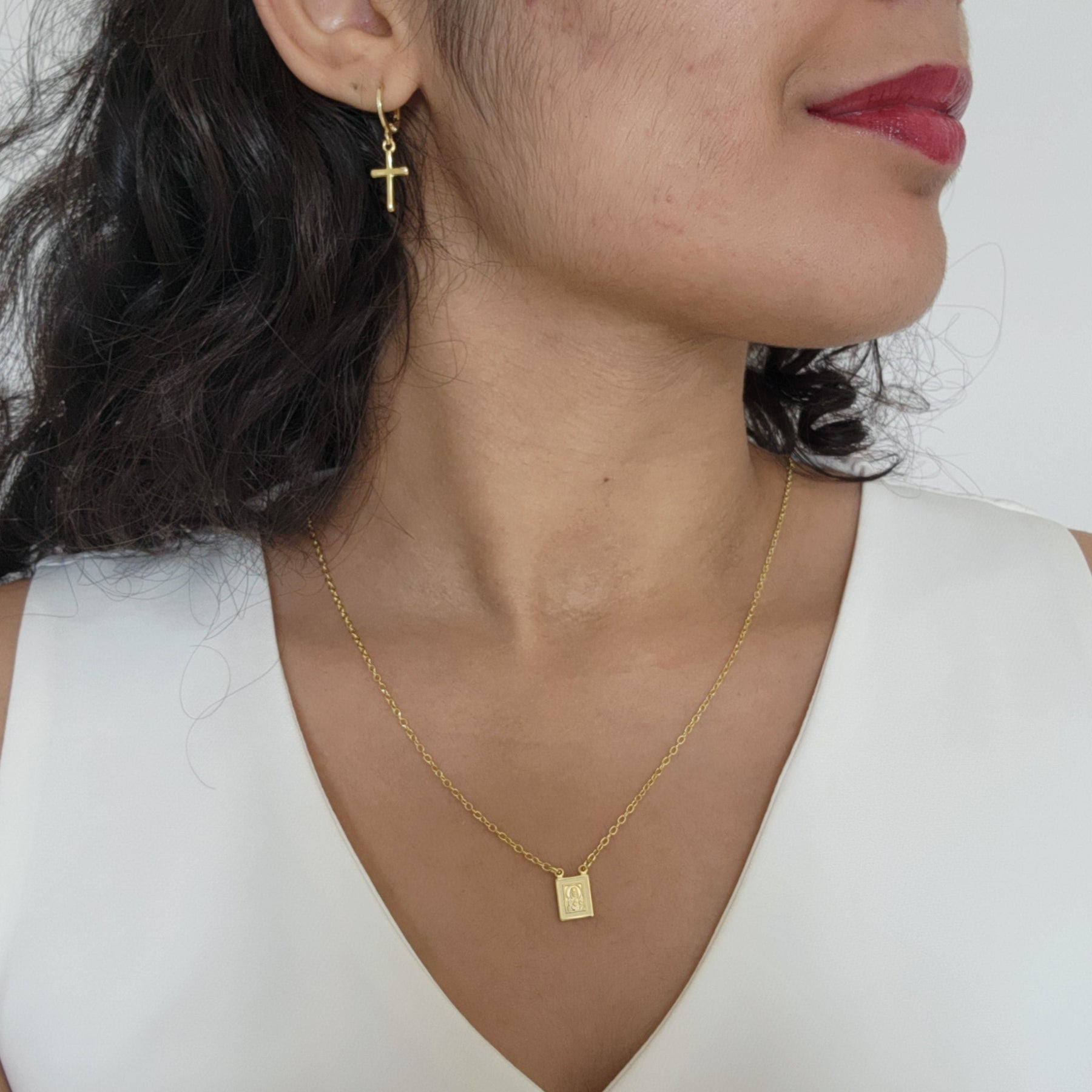 Kit Colar Escapulário Jesus Cristo + Brinco Argola Cruz - Banho de Ouro 18k