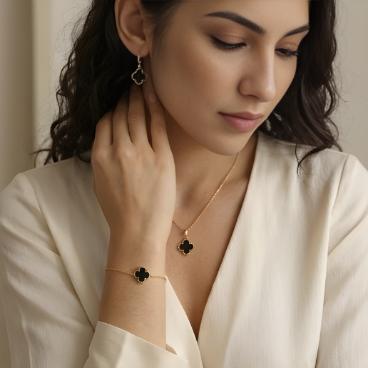 Kit Colar + Brinco Argola + Pulseira Trevo Resinado Preto - Banho de Ouro 18k