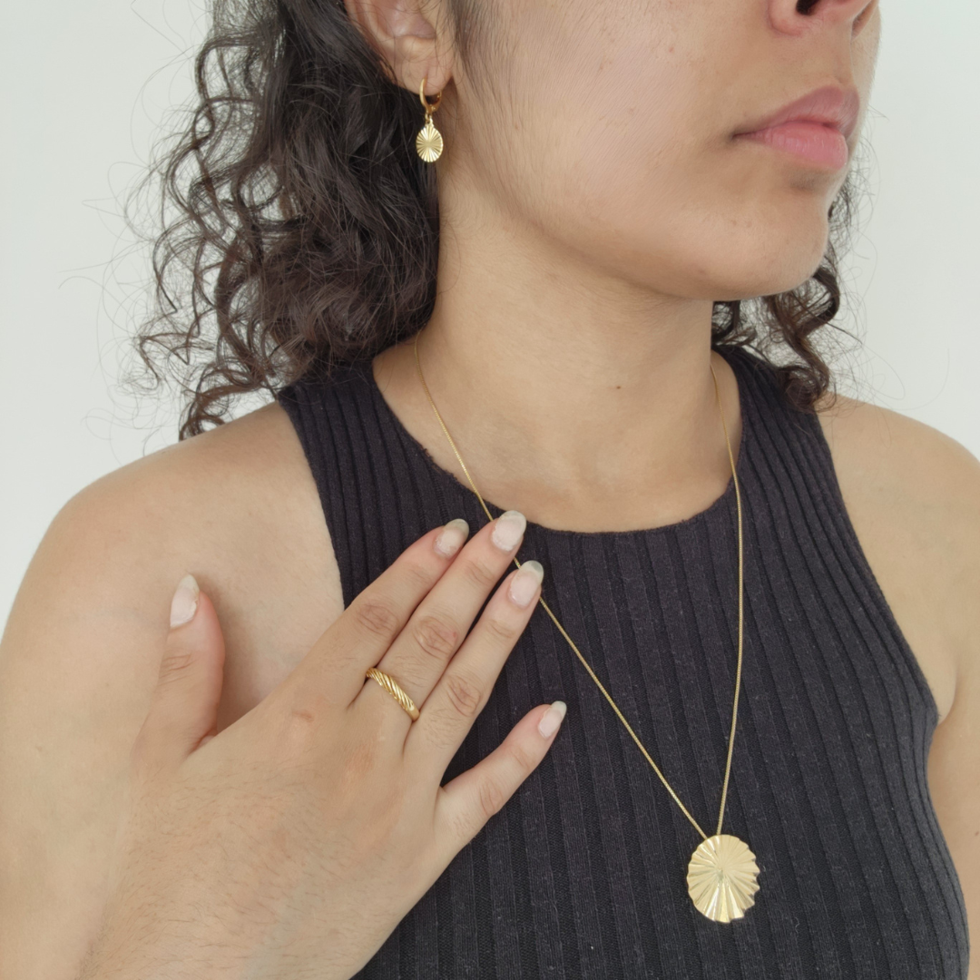 Kit Colar Orgânico + Brinco Argola Medalha Texturizada + Anel Croissant Regulável - Banho de Ouro 18k