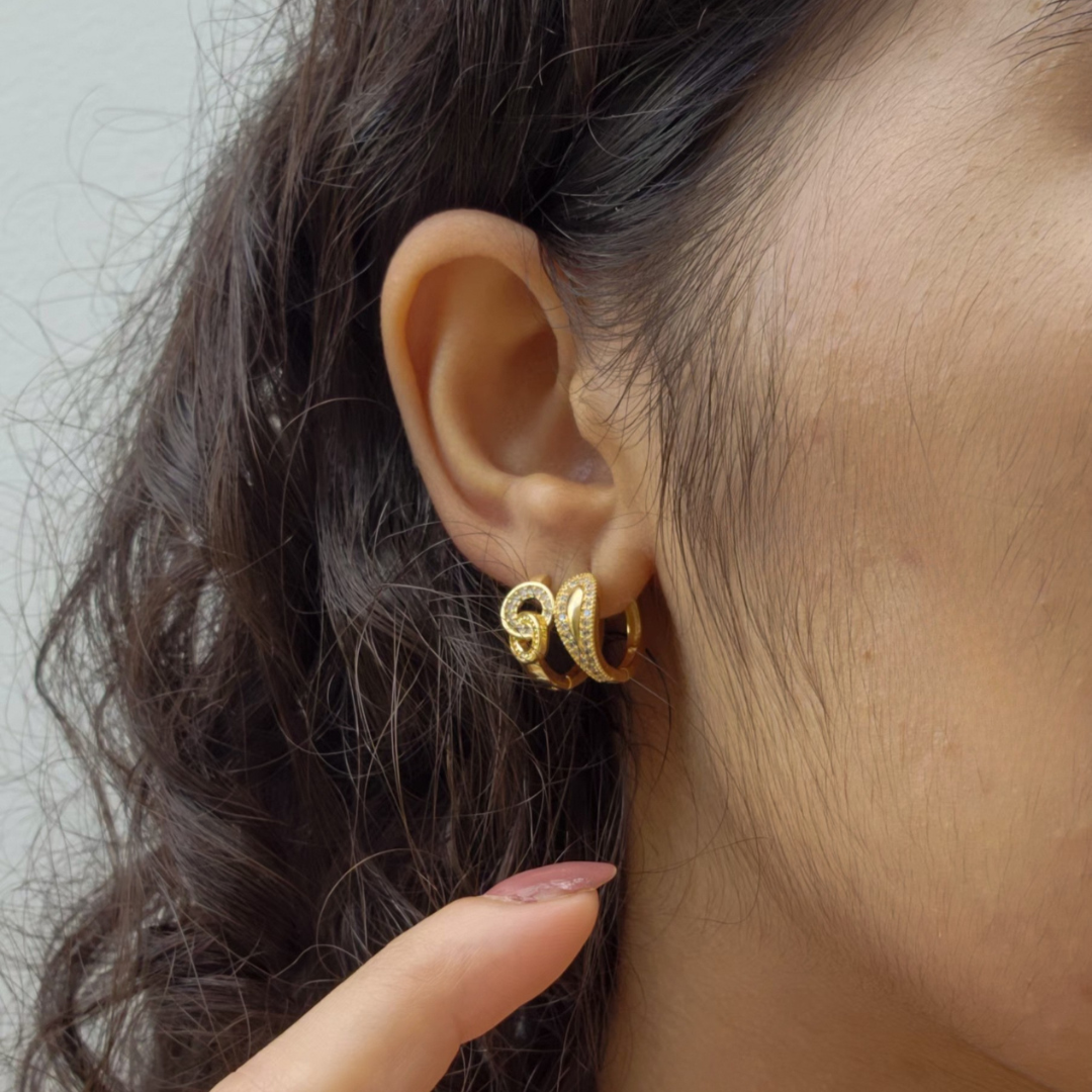 Brinco Argola Click Lisa com Bordas Cravejadas em Zircônia – Banho de Ouro 18k