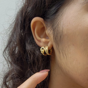 Brinco Argola Click Lisa com Bordas Cravejadas em Zircônia – Banho de Ouro 18k