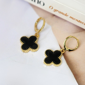 Brinco Argola Trevo Resinado Preto - Banho de Ouro 18k