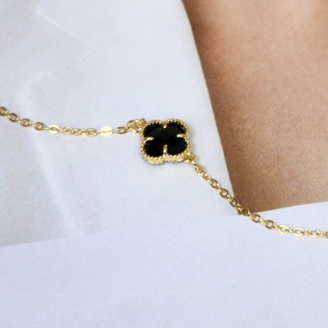 Pulseira Trevo Resinado Preto - Banho de Ouro 18k