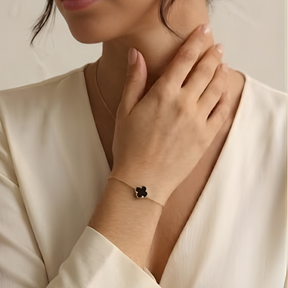 Pulseira Trevo Resinado Preto - Banho de Ouro 18k