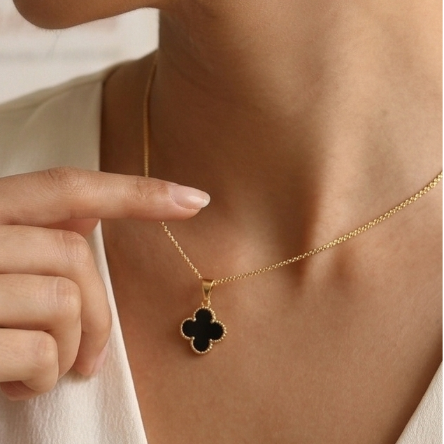 Colar Trevo Resinado Preto - Banho de Ouro 18k