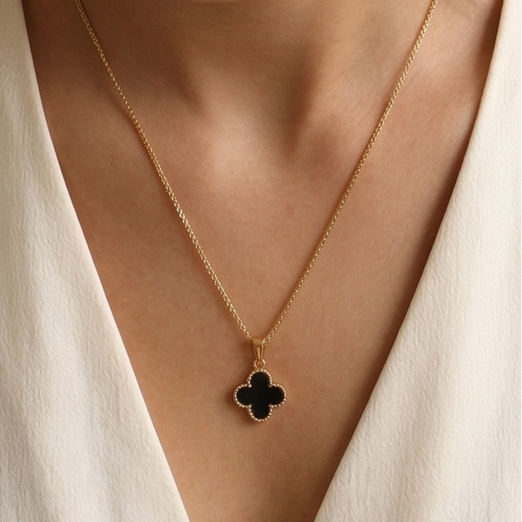 Colar Trevo Resinado Preto - Banho de Ouro 18k