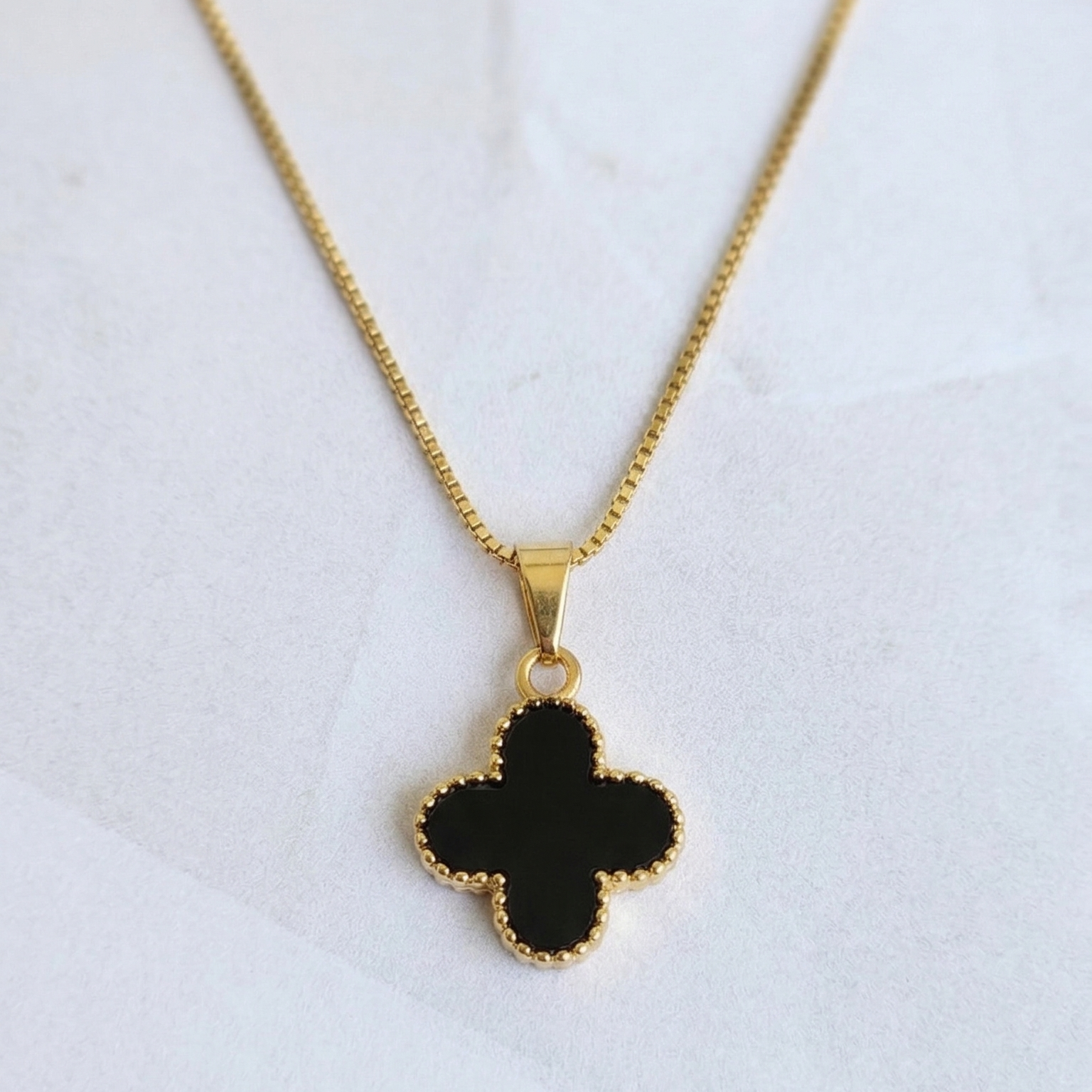 Colar Trevo Resinado Preto - Banho de Ouro 18k