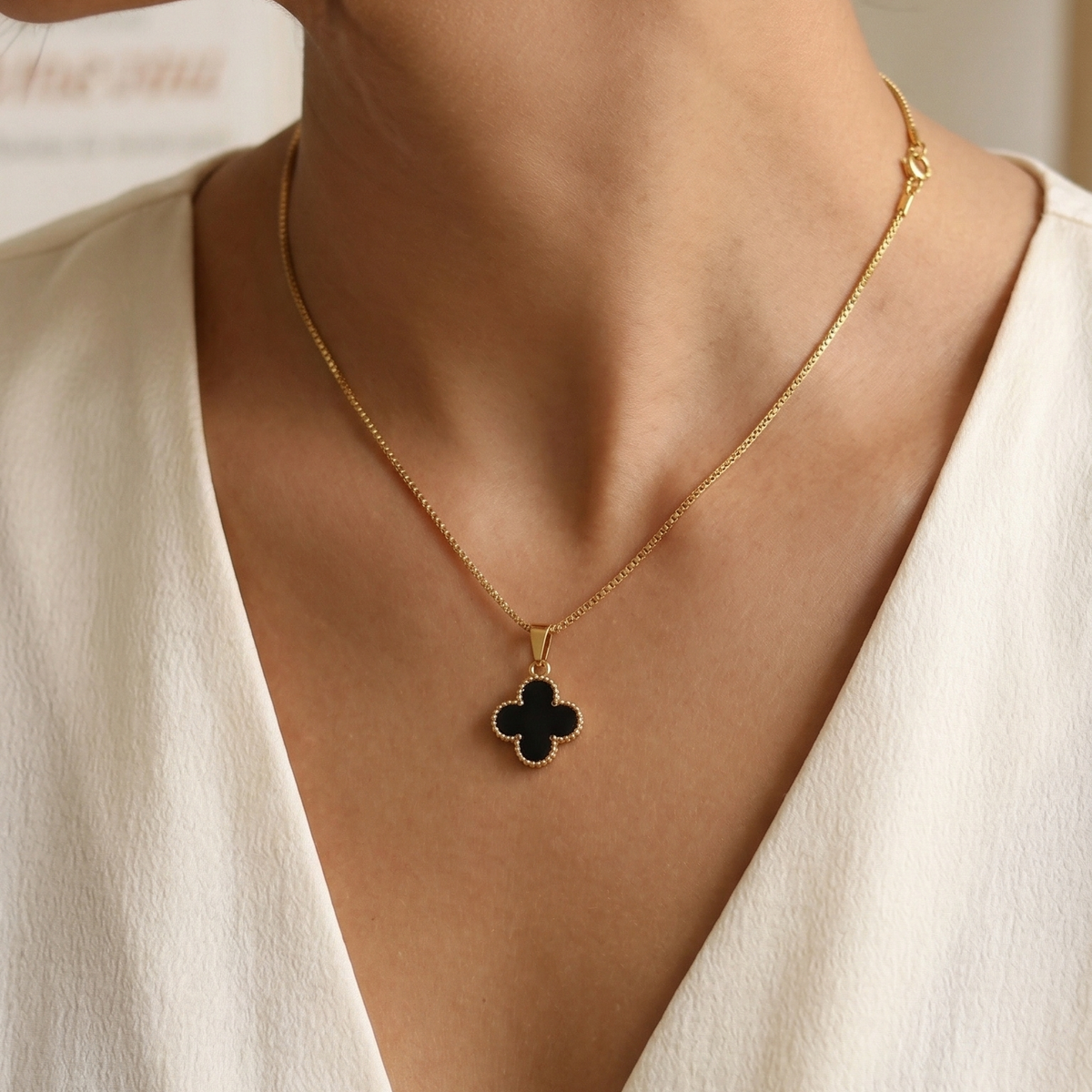 Colar Trevo Resinado Preto - Banho de Ouro 18k