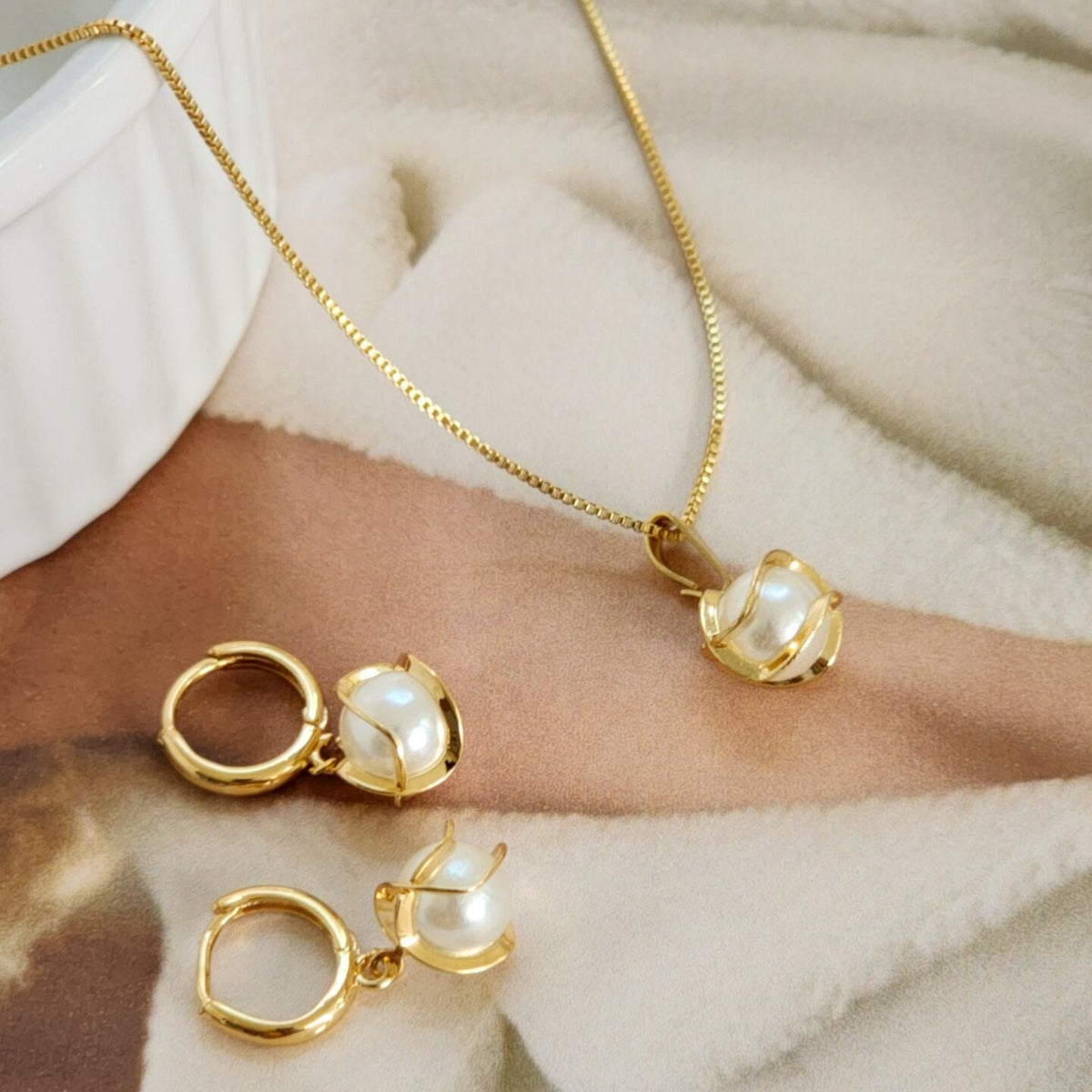 Conjunto Colar e Brinco Pérola Trabalhada - Banho de Ouro 18k