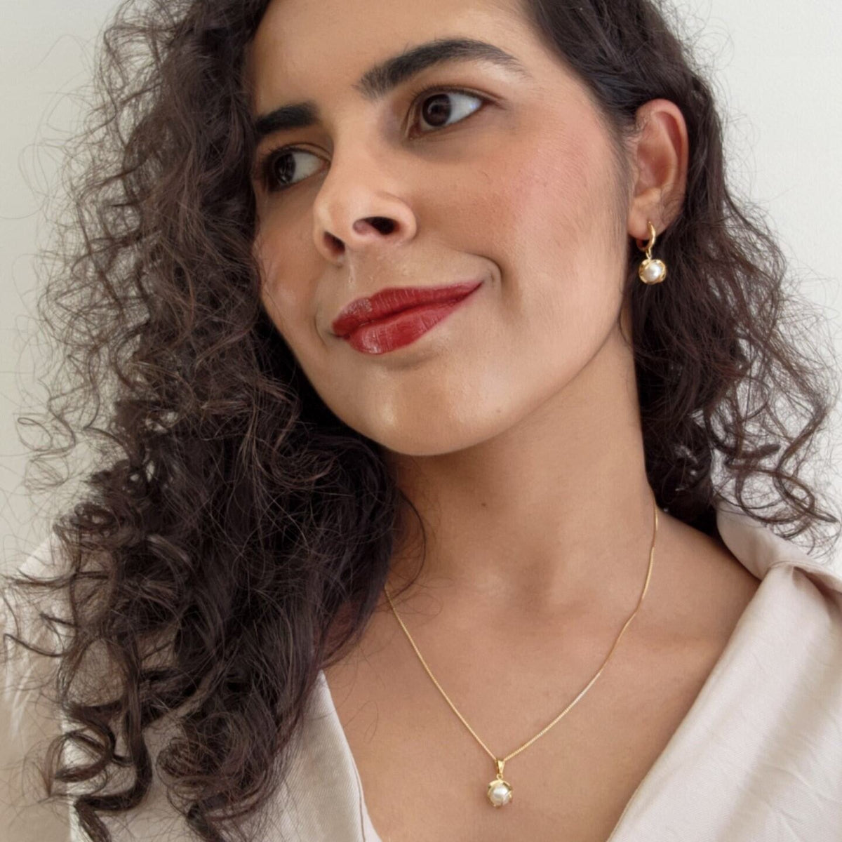 Conjunto Colar e Brinco Pérola Trabalhada - Banho de Ouro 18k