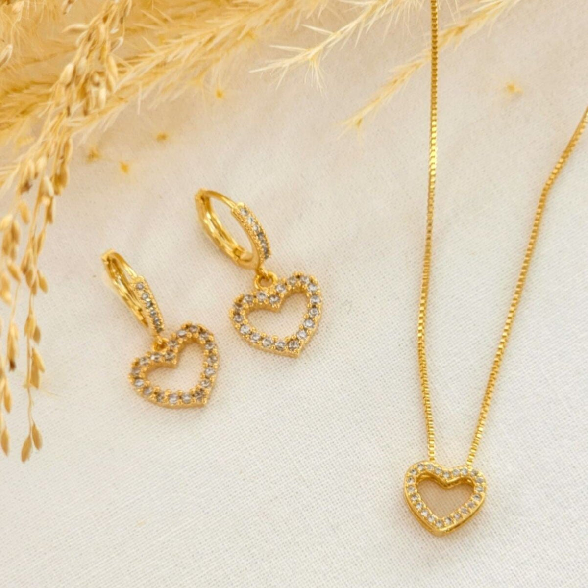 Conjunto Colar e Brinco Coração Vazado Cravejado - Banho de Ouro 18k