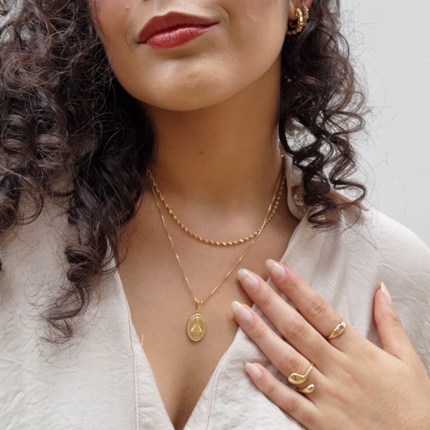 Colar Medalha Nossa Senhora Cravejado - Banho de Ouro 18k