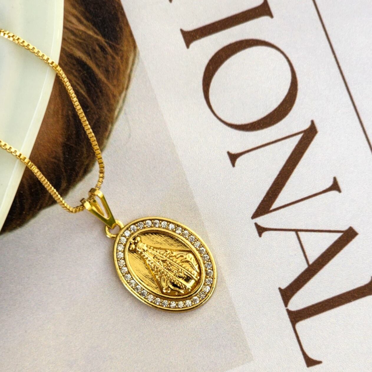 Colar Medalha Nossa Senhora Cravejado - Banho de Ouro 18k